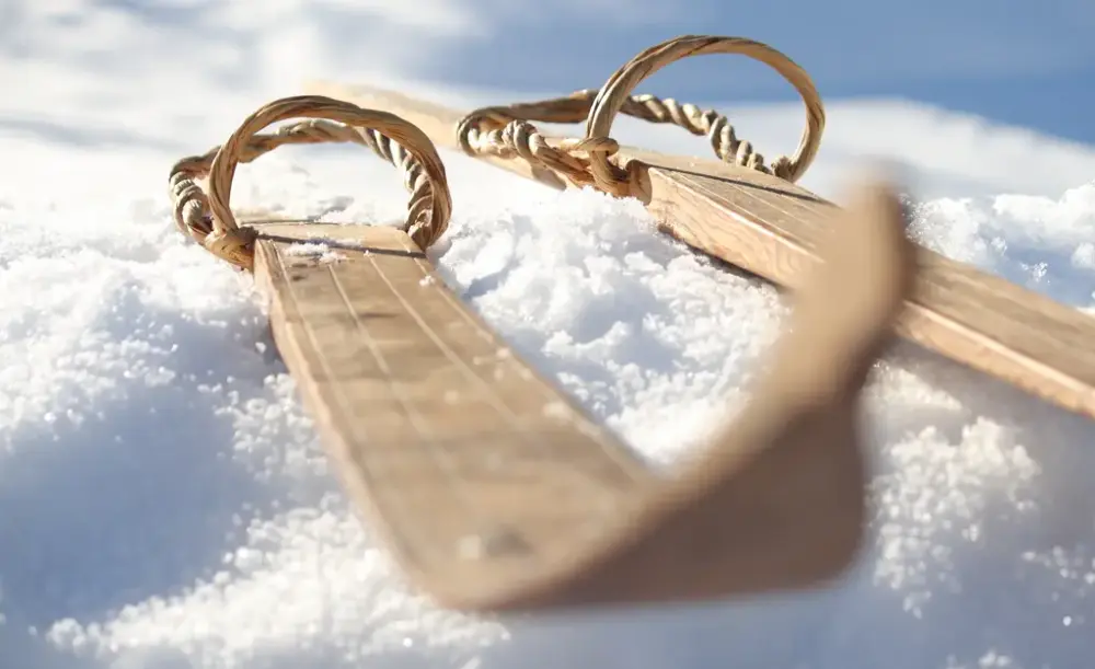 Et skipar i tre med vidjebindinger ligger på snø