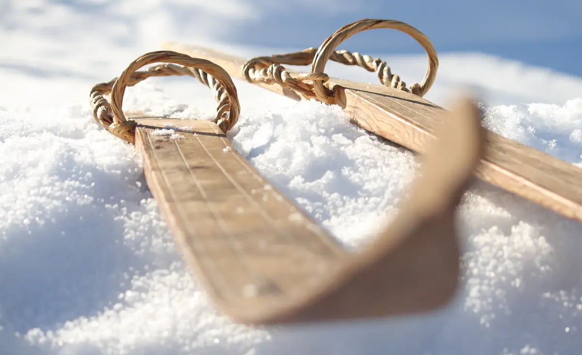 Et skipar i tre med vidjebindinger ligger på snø