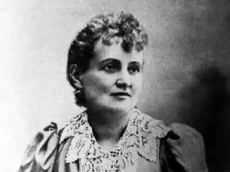 Kvinna i svartvitt foto.