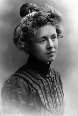 Kvinna i svartvitt foto.