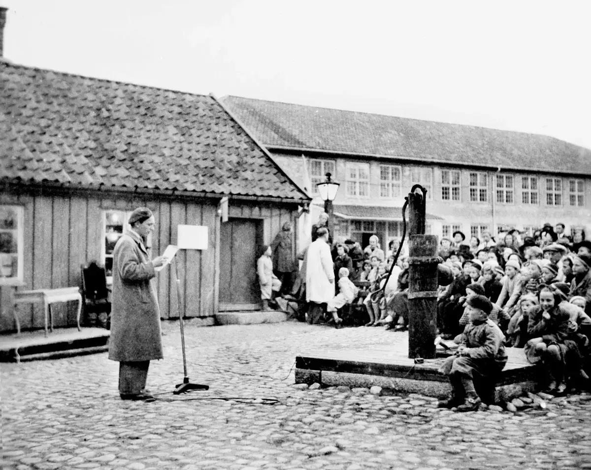 Museumsdirektør og fylkeskonservator Opstad som konferansier på "Smaalens" i 1953. Foto: Ukjent / Østfoldmuseene - Billedarkivet