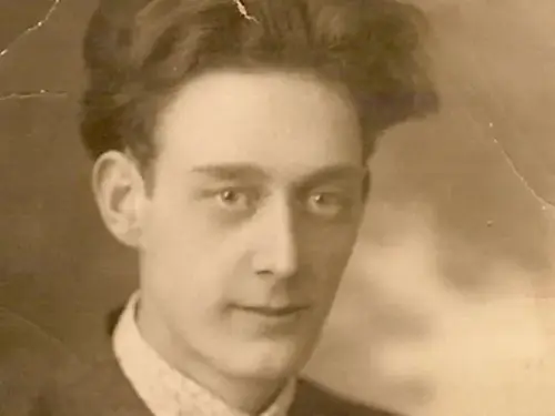 Ung man i svartvit foto.