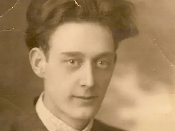 Ung man i svartvit foto.