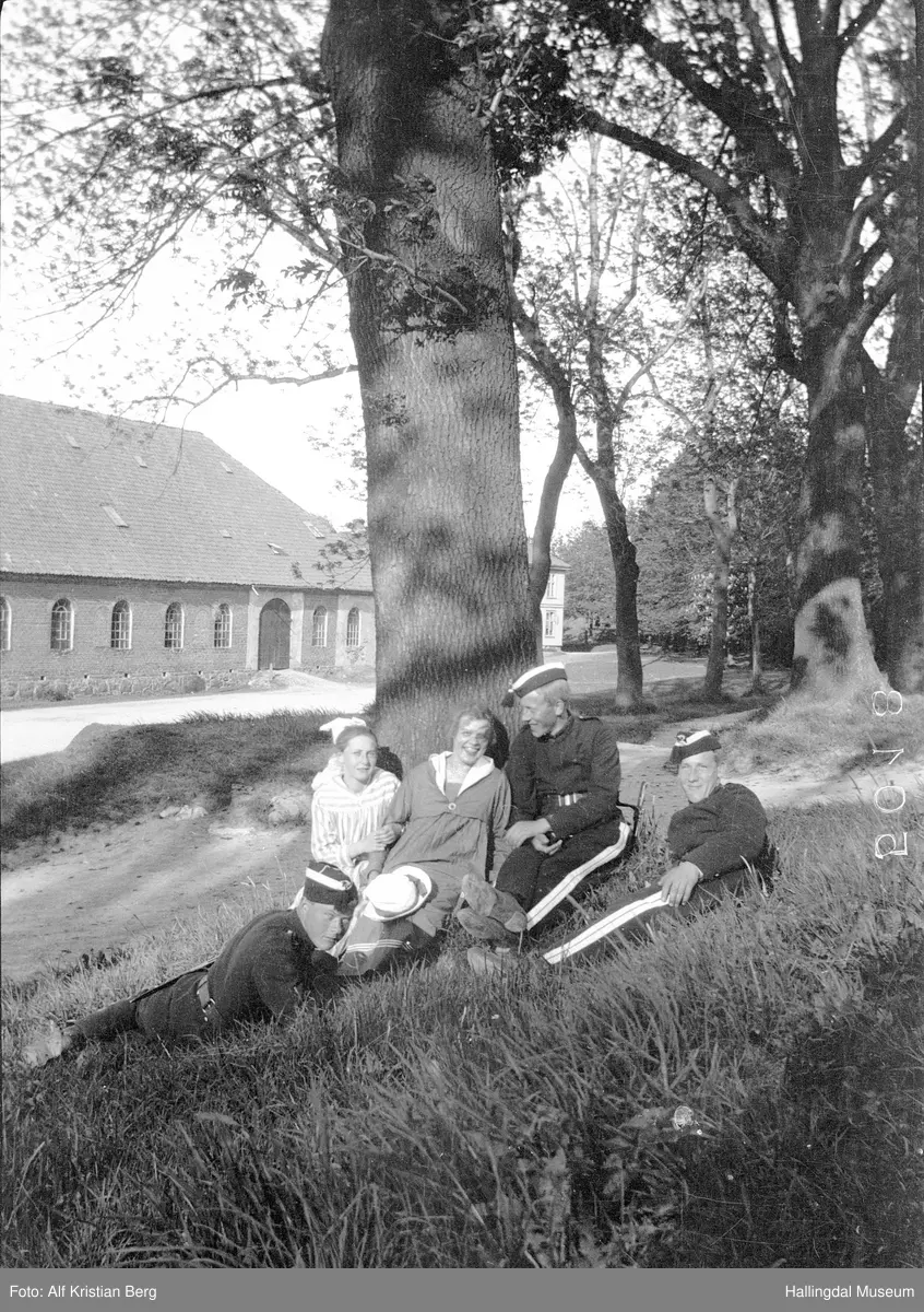 Gruppe med tre gardister og 2 damer.