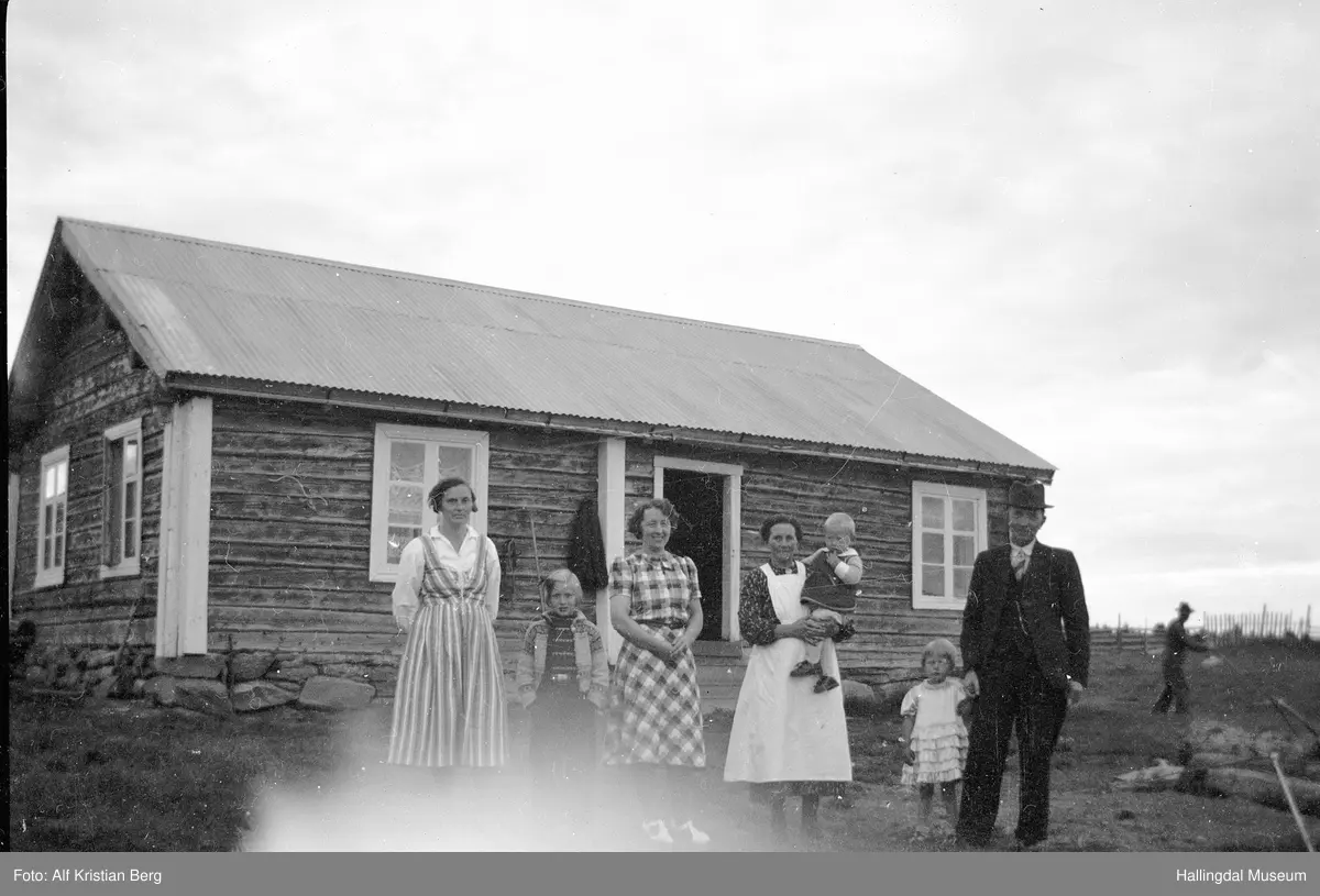 Familie foran hallingstue.