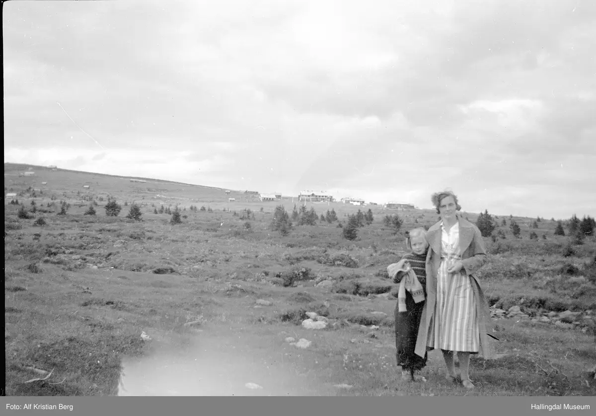 Ragna Berg med datteren Ingrid på fjellet.