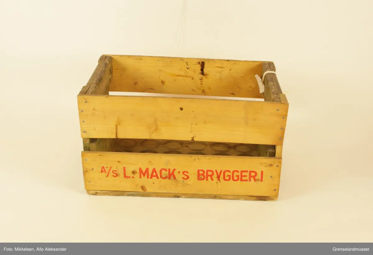 Mack's regionale agentur logo i rød maling. 