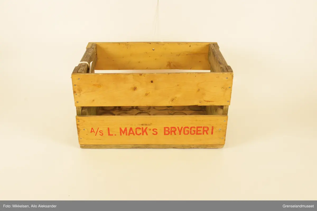 Mack's regionale agentur logo i rød maling. 