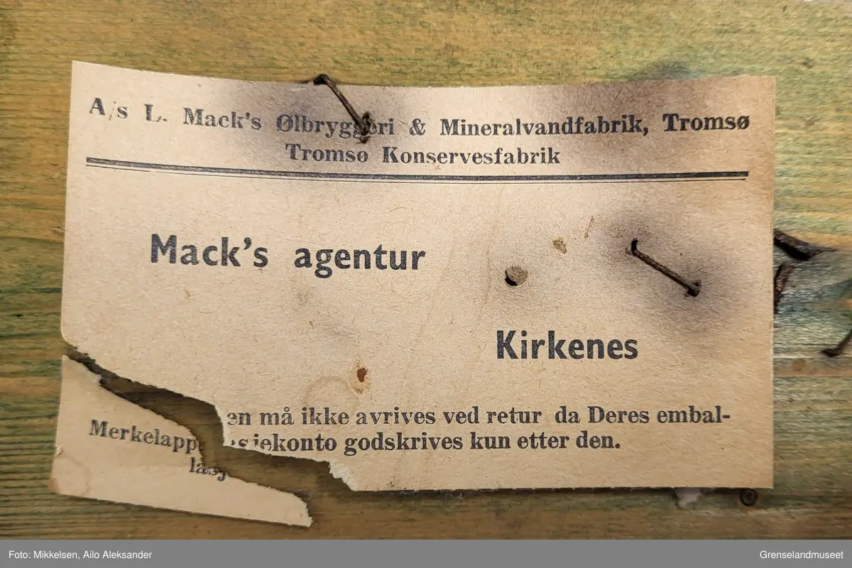 Mack's regionale agentur logo i rød maling. 