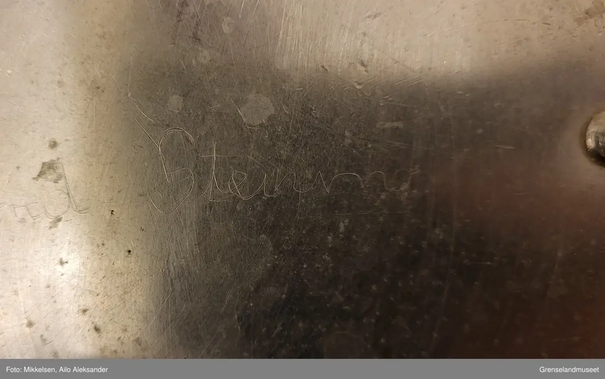 Gjenstanden er et melkespann i jern, med original lokk og hanke medbrakt. Melkespannets innside er blankt og viser ingen tegn til skade bortsett fra at den var skitten da den ble mottatt av museet (har siden blitt reingjort).  Melkespannets utside er jern grå og viser ingen tegn til skade. Undersiden har en slitt lapp klistret fast, men noen eventuell tekst er slitt bort og uleselig. Handtak og lokk er jerngrått som resten av gjenstanden, og har ingen mangler eller skader på seg.       

Gjenstandens tilstand er veldig bra.