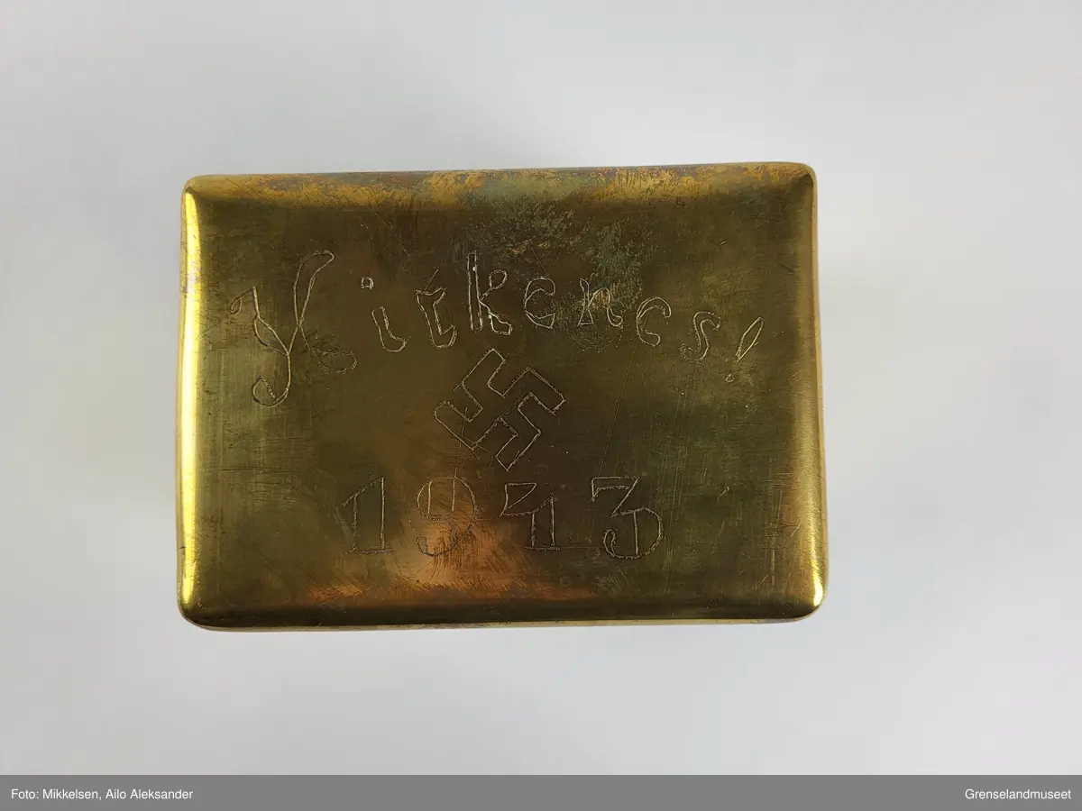 Nazistisk svastika innrisset på smykkeskrinets lokk mellom teksten "Kirkenes" og "1943".  