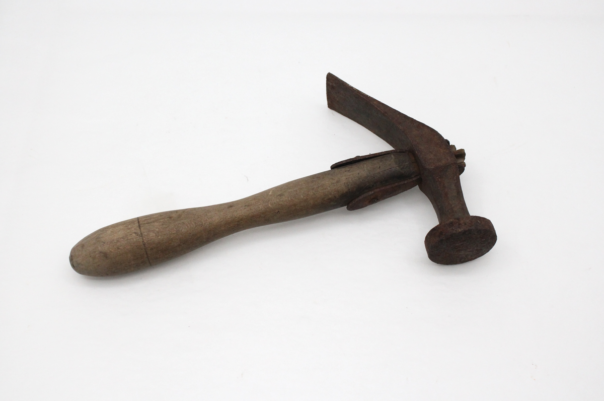 Skomakerhammer: hammer med treskaft.