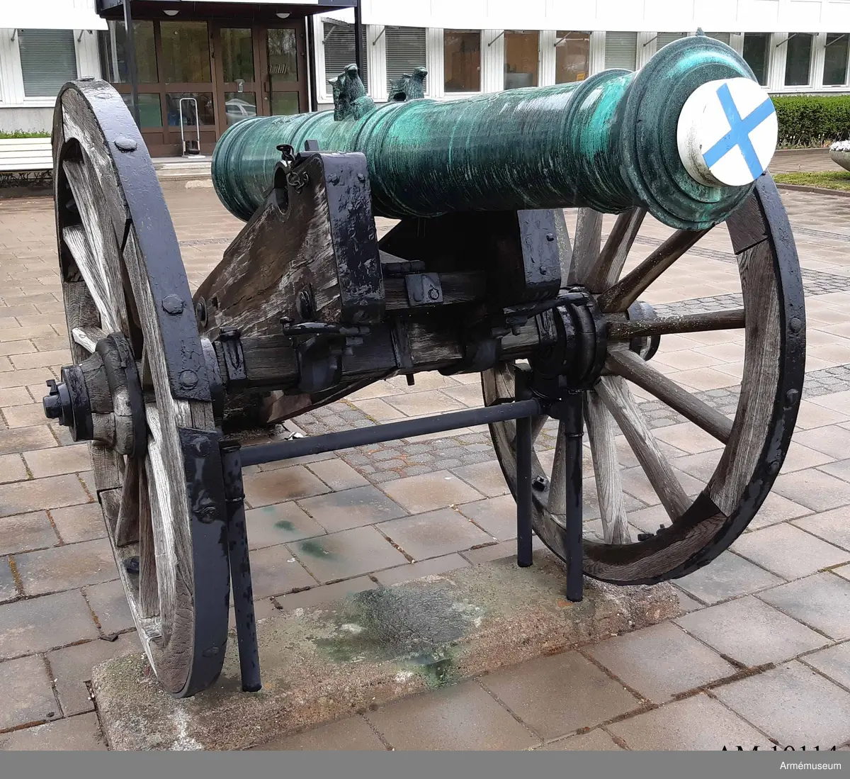 Kanonen är försedd med följande inskrift: MED GUDS  HIELP UNDER KONUNG GUSTAF III ÖVERBEFÄL TAGEN VID KACKIS CAPELL  AF DESS BLÅ OCH GULA LIFGARDE D. 16 JUNII 1790. På långa fältet ett vapen samt inskrift (med ryska bokstäver): "General feldzeugmeister knjasi Orloff (Generalfälttygmästaren furst Orloff) samt med latinska bokstäver: FORTITIDUNE ET CONSTANTIA (med tapperhet och ståndaktighet); vidare å tappstyckets främsta  fris årtalet 1773 samt på kammarstycket med ryska bokstäver: "Sankt Petersburg" och därunder det ryska vapnet.