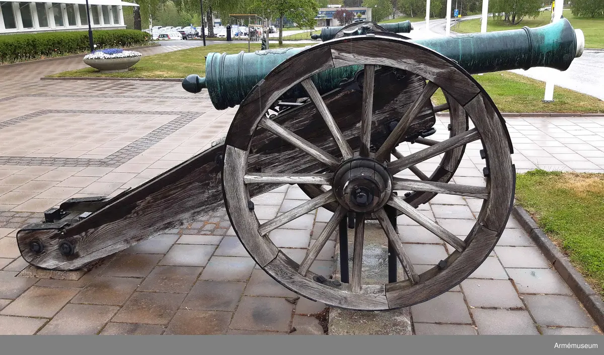 Kanonen är försedd med följande inskrift: MED GUDS  HIELP UNDER KONUNG GUSTAF III ÖVERBEFÄL TAGEN VID KACKIS CAPELL  AF DESS BLÅ OCH GULA LIFGARDE D. 16 JUNII 1790. På långa fältet ett vapen samt inskrift (med ryska bokstäver): "General feldzeugmeister knjasi Orloff (Generalfälttygmästaren furst Orloff) samt med latinska bokstäver: FORTITIDUNE ET CONSTANTIA (med tapperhet och ståndaktighet); vidare å tappstyckets främsta  fris årtalet 1773 samt på kammarstycket med ryska bokstäver: "Sankt Petersburg" och därunder det ryska vapnet.
