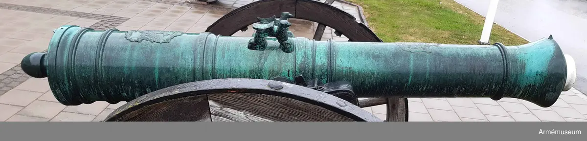 Kanonen är försedd med följande inskrift: MED GUDS  HIELP UNDER KONUNG GUSTAF III ÖVERBEFÄL TAGEN VID KACKIS CAPELL  AF DESS BLÅ OCH GULA LIFGARDE D. 16 JUNII 1790. På långa fältet ett vapen samt inskrift (med ryska bokstäver): "General feldzeugmeister knjasi Orloff (Generalfälttygmästaren furst Orloff) samt med latinska bokstäver: FORTITIDUNE ET CONSTANTIA (med tapperhet och ståndaktighet); vidare å tappstyckets främsta  fris årtalet 1773 samt på kammarstycket med ryska bokstäver: "Sankt Petersburg" och därunder det ryska vapnet.