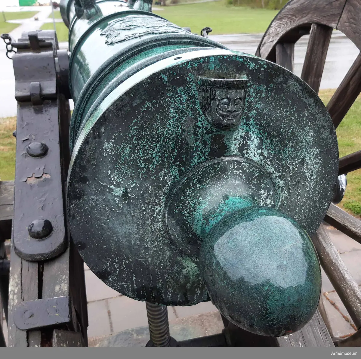 Kanonen är försedd med följande inskrift: MED GUDS  HIELP UNDER KONUNG GUSTAF III ÖVERBEFÄL TAGEN VID KACKIS CAPELL  AF DESS BLÅ OCH GULA LIFGARDE D. 16 JUNII 1790. På långa fältet ett vapen samt inskrift (med ryska bokstäver): "General feldzeugmeister knjasi Orloff (Generalfälttygmästaren furst Orloff) samt med latinska bokstäver: FORTITIDUNE ET CONSTANTIA (med tapperhet och ståndaktighet); vidare å tappstyckets främsta  fris årtalet 1773 samt på kammarstycket med ryska bokstäver: "Sankt Petersburg" och därunder det ryska vapnet.