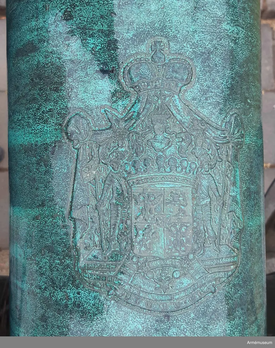 Kanonen är försedd med följande inskrift: MED GUDS  HIELP UNDER KONUNG GUSTAF III ÖVERBEFÄL TAGEN VID KACKIS CAPELL  AF DESS BLÅ OCH GULA LIFGARDE D. 16 JUNII 1790. På långa fältet ett vapen samt inskrift (med ryska bokstäver): "General feldzeugmeister knjasi Orloff (Generalfälttygmästaren furst Orloff) samt med latinska bokstäver: FORTITIDUNE ET CONSTANTIA (med tapperhet och ståndaktighet); vidare å tappstyckets främsta  fris årtalet 1773 samt på kammarstycket med ryska bokstäver: "Sankt Petersburg" och därunder det ryska vapnet.
