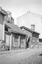 Sankt Korsgatan. Huset med skorsten är Sankt Korsgatan 15, (Gelbgjutaregården i Gamla Linköping)