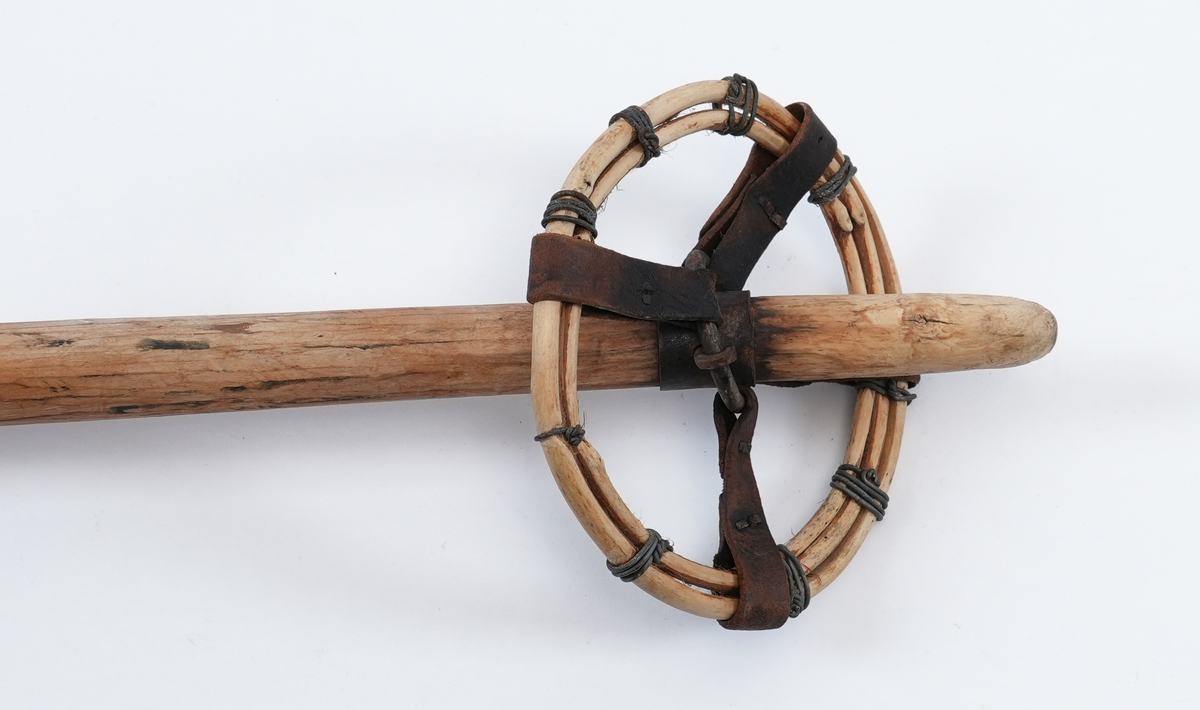 Stav, tjukkast på midten, med smidd spiss framme. Ikkje pigg, heller ikje spor etter pigg. 
Omlag 10 cm frå spissen er galvanisert holk med feste for trinse. Trinsa er laga av tilbøygd einekvist og festa til holken med skinnreimer og jernring. Øvst på staven ei skinnreim for feste til handa. 