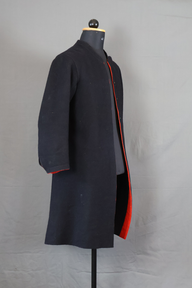 Blåtröja från Rättvik.

Blåtröjan är sydd av svart vadmal med kantning av rött kläde vid krage, framkant och ärmslut. Plagget helt ofodrat. Skörtet är skarvat. Tröjan har tre stycken hyskor på vänster sida och två stycken hakar på höger sida. Skörtet är skarvat. Sydd med en blandning av hand- och maskinsömnad.