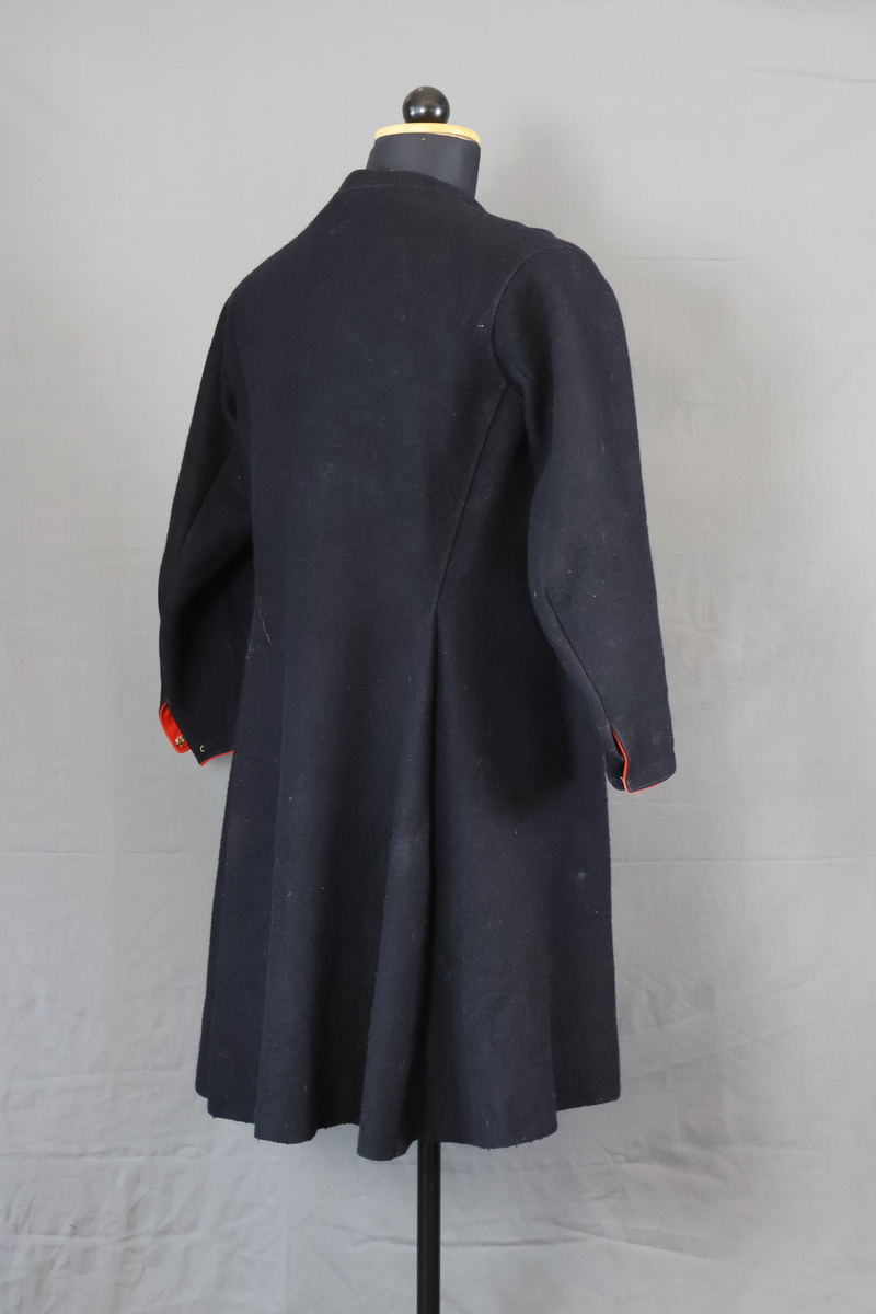 Blåtröja från Rättvik.

Blåtröjan är sydd av svart vadmal med kantning av rött kläde vid krage, framkant och ärmslut. Plagget helt ofodrat. Skörtet är skarvat. Tröjan har tre stycken hyskor på vänster sida och två stycken hakar på höger sida. Skörtet är skarvat. Sydd med en blandning av hand- och maskinsömnad.