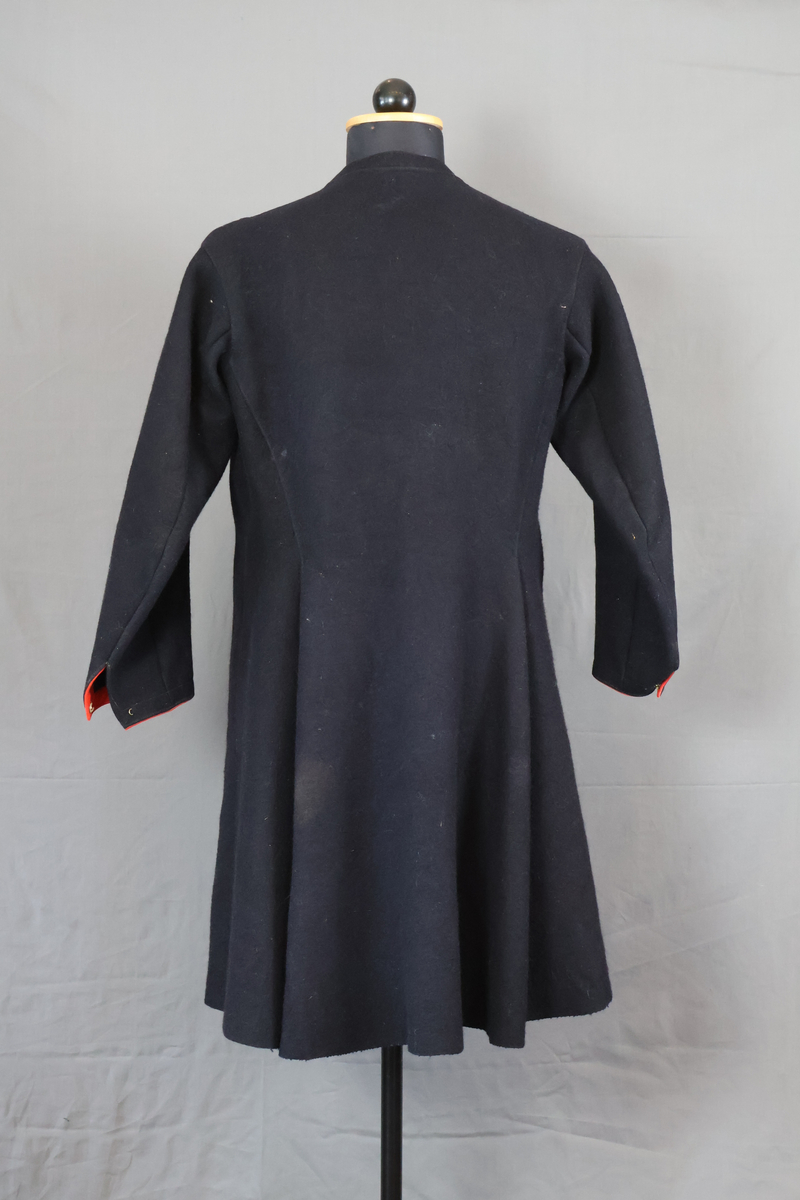 Blåtröja från Rättvik.

Blåtröjan är sydd av svart vadmal med kantning av rött kläde vid krage, framkant och ärmslut. Plagget helt ofodrat. Skörtet är skarvat. Tröjan har tre stycken hyskor på vänster sida och två stycken hakar på höger sida. Skörtet är skarvat. Sydd med en blandning av hand- och maskinsömnad.