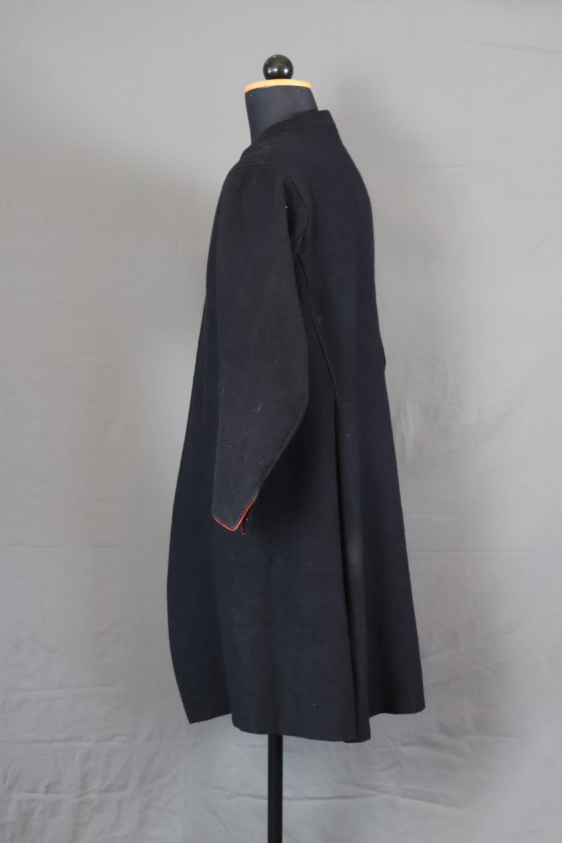 Blåtröja från Rättvik.

Blåtröjan är sydd av svart vadmal med kantning av rött kläde vid krage, framkant och ärmslut. Plagget helt ofodrat. Skörtet är skarvat. Tröjan har tre stycken hyskor på vänster sida och två stycken hakar på höger sida. Skörtet är skarvat. Sydd med en blandning av hand- och maskinsömnad.