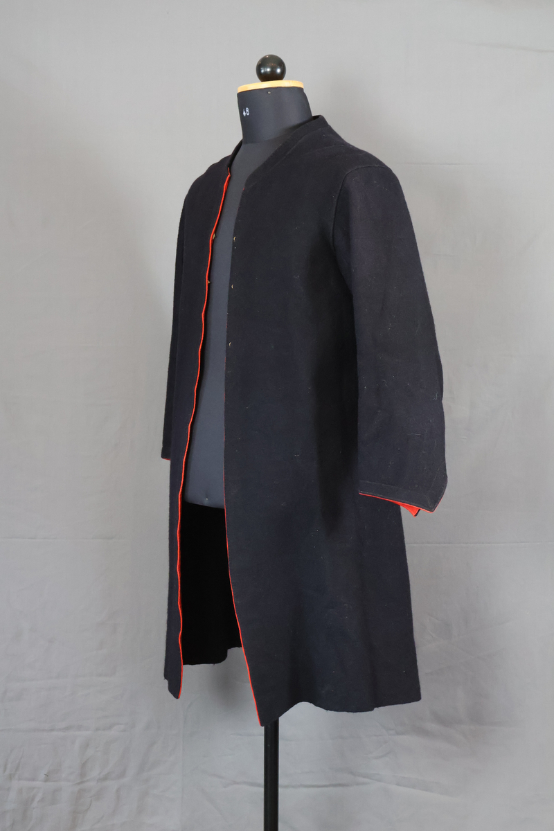 Blåtröja från Rättvik.

Blåtröjan är sydd av svart vadmal med kantning av rött kläde vid krage, framkant och ärmslut. Plagget helt ofodrat. Skörtet är skarvat. Tröjan har tre stycken hyskor på vänster sida och två stycken hakar på höger sida. Skörtet är skarvat. Sydd med en blandning av hand- och maskinsömnad.