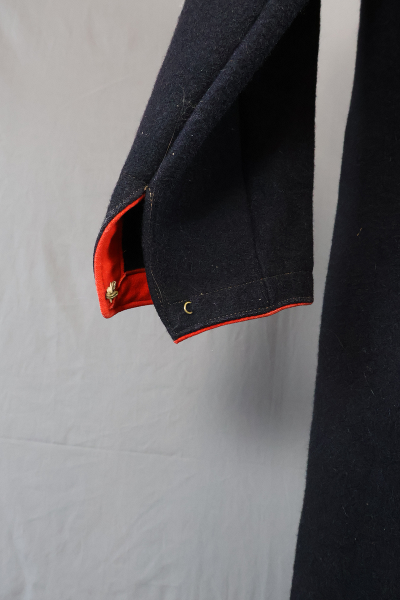 Blåtröja från Rättvik.

Blåtröjan är sydd av svart vadmal med kantning av rött kläde vid krage, framkant och ärmslut. Plagget helt ofodrat. Skörtet är skarvat. Tröjan har tre stycken hyskor på vänster sida och två stycken hakar på höger sida. Skörtet är skarvat. Sydd med en blandning av hand- och maskinsömnad.