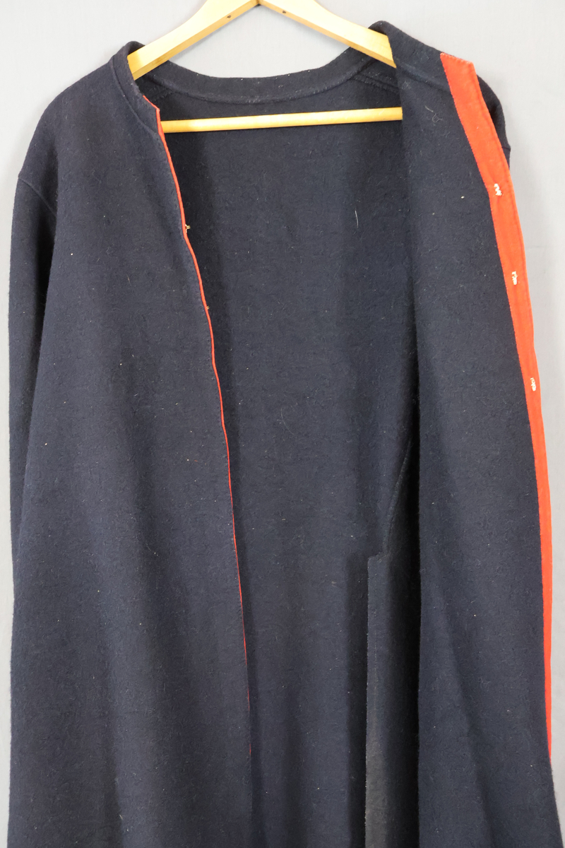 Blåtröja från Rättvik.

Blåtröjan är sydd av svart vadmal med kantning av rött kläde vid krage, framkant och ärmslut. Plagget helt ofodrat. Skörtet är skarvat. Tröjan har tre stycken hyskor på vänster sida och två stycken hakar på höger sida. Skörtet är skarvat. Sydd med en blandning av hand- och maskinsömnad.