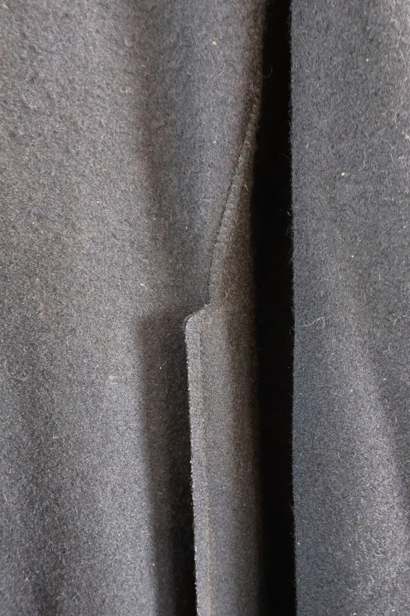 Blåtröja från Rättvik.

Blåtröjan är sydd av svart vadmal med kantning av rött kläde vid krage, framkant och ärmslut. Plagget helt ofodrat. Skörtet är skarvat. Tröjan har tre stycken hyskor på vänster sida och två stycken hakar på höger sida. Skörtet är skarvat. Sydd med en blandning av hand- och maskinsömnad.