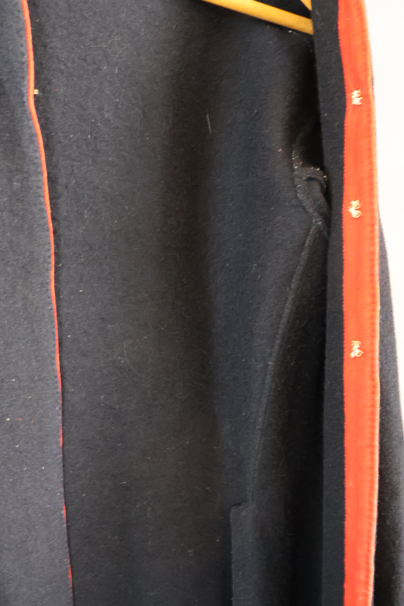 Blåtröja från Rättvik.

Blåtröjan är sydd av svart vadmal med kantning av rött kläde vid krage, framkant och ärmslut. Plagget helt ofodrat. Skörtet är skarvat. Tröjan har tre stycken hyskor på vänster sida och två stycken hakar på höger sida. Skörtet är skarvat. Sydd med en blandning av hand- och maskinsömnad.