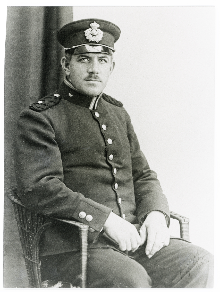 Överkonstapel Oscar Ring hos fotografen, Ljungby 1923.
Knäbild, halvprofil. Ateljéfoto.
