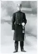 En okänd poliskonstapel i full paraduniform, Luleå ca 1914.
Helfigur, en face. Ateljéfoto.