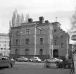 Fastigheten Sankt Larsgatan 5 i Linköping uppfördes under första delen av 1890-talet. För de fantasifulla ritningarna stod arkitekt Frans A Påhlman. Foto 1973.