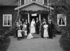 Karl Södergren och Ellen född Andersson med släktingar samlade för bröllopsfotografering. Dagen är den 16 juni 1934 och vigseln stod i Norra Vi kyrka med kontraktsprost Reinhold Wester som officiant. Platsen för fotograferingen är brudens barndomshem Fruhammarstorp, som paret vidare att ta över.
Närmast dubblett med H1314.