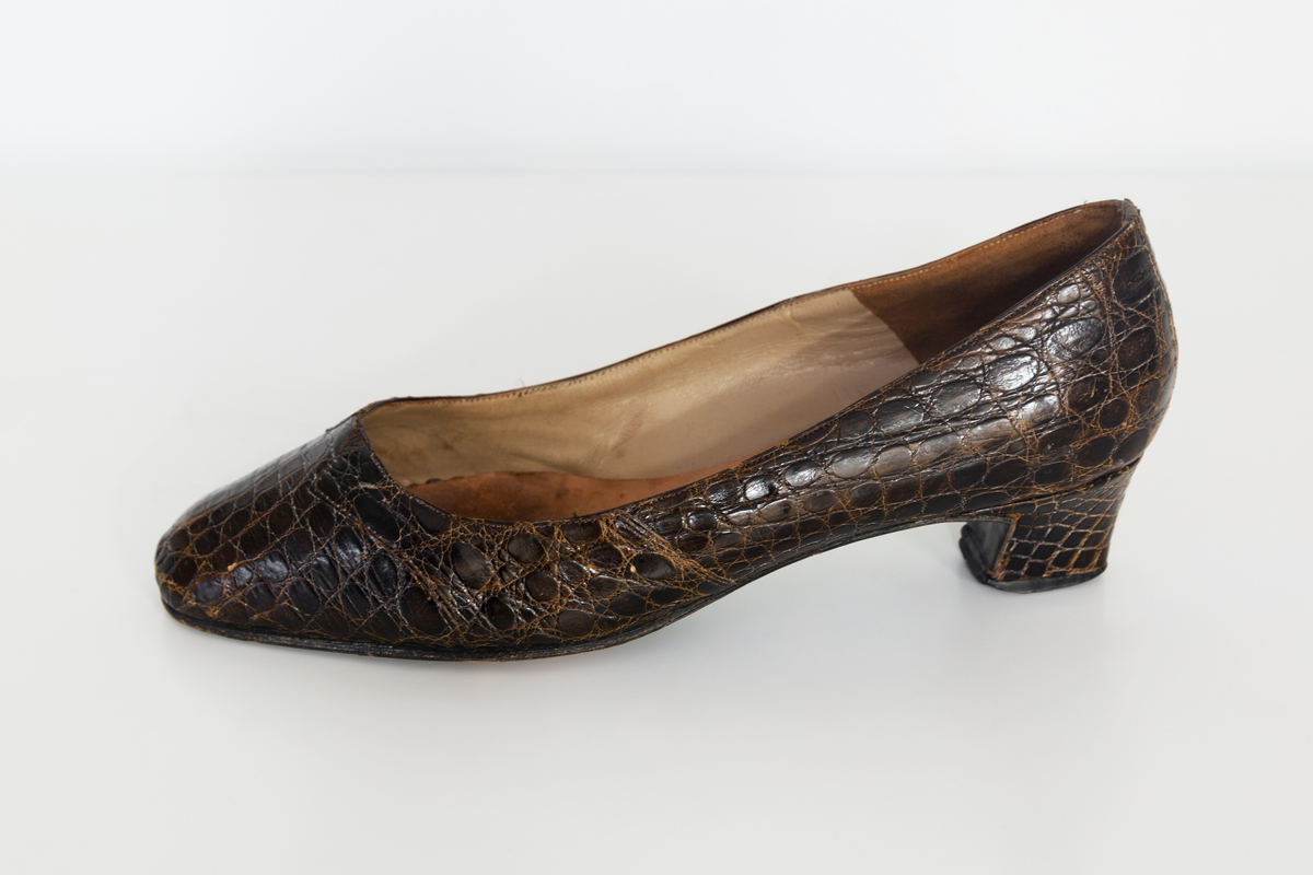 Pumps i brunt reptilskin. Storlek 3 1/2. På skons insida finns texten "Especially made for SIGMA sko Västerås". 