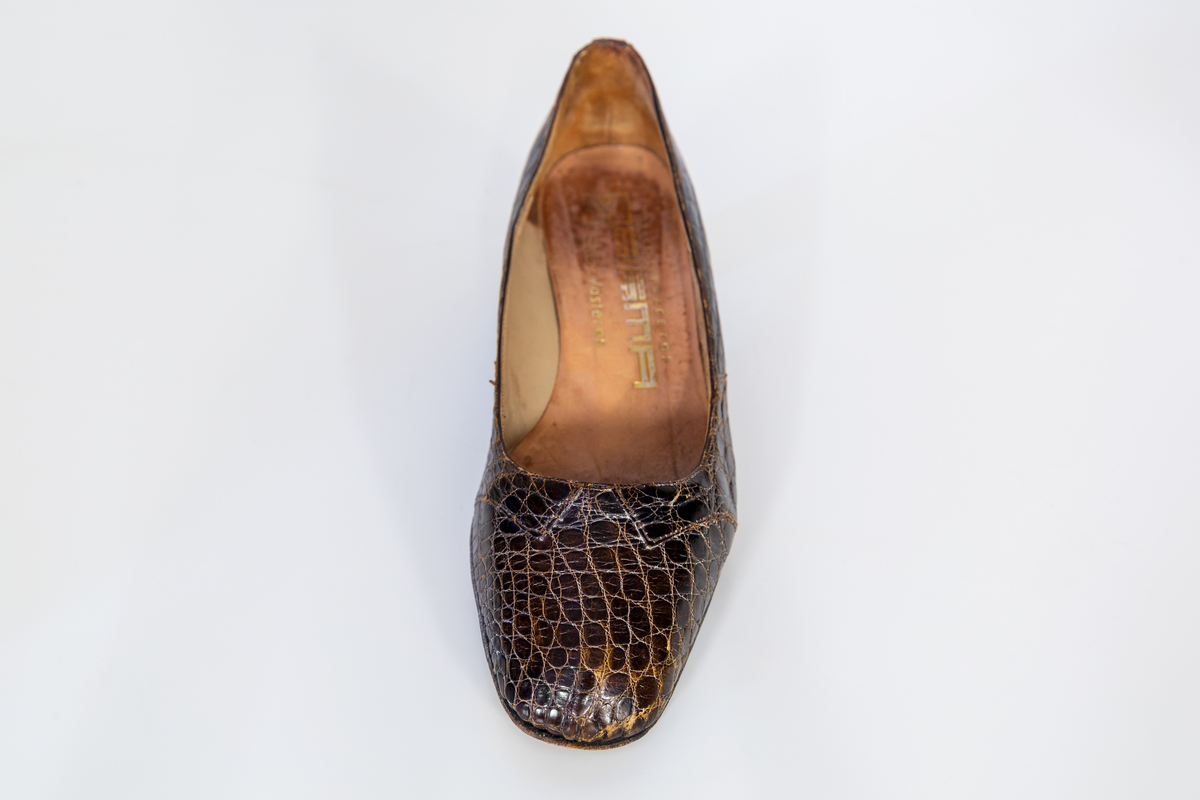 Pumps i brunt reptilskin. Storlek 3 1/2. På skons insida finns texten "Especially made for SIGMA sko Västerås". 