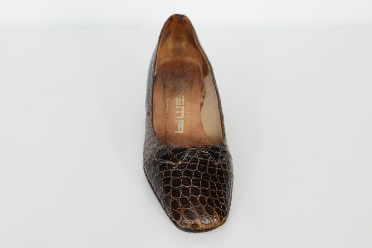 Pumps i brunt reptilskin. Storlek 3 1/2. På skons insida finns texten "Especially made for SIGMA sko Västerås". 