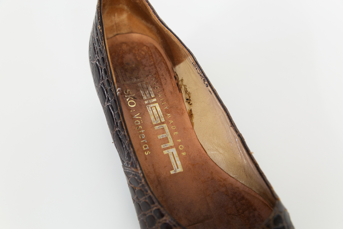 Pumps i brunt reptilskin. Storlek 3 1/2. På skons insida finns texten "Especially made for SIGMA sko Västerås". 