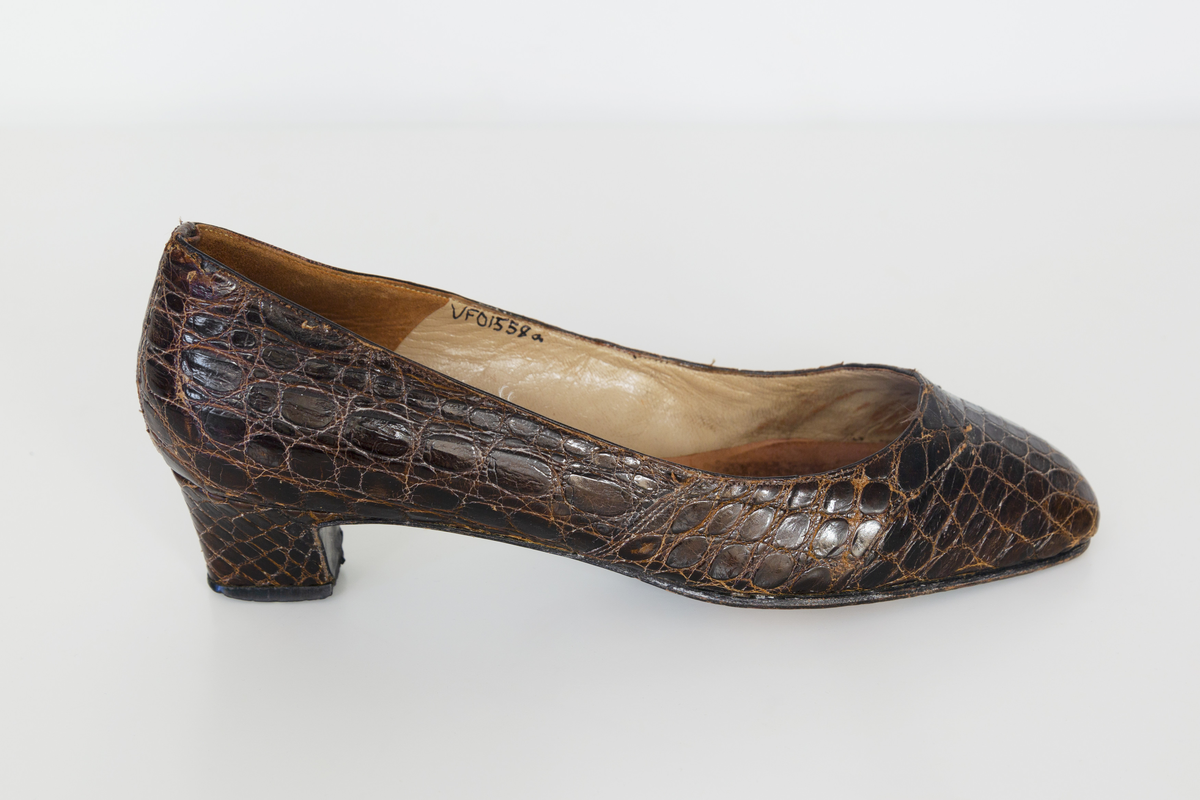 Pumps i brunt reptilskin. Storlek 3 1/2. På skons insida finns texten "Especially made for SIGMA sko Västerås". 