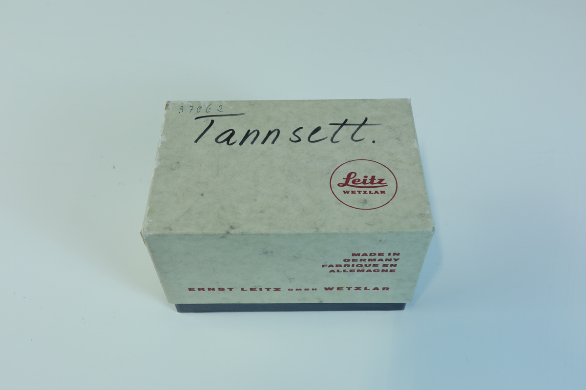 Liten pappeske med to tannsett i gips.