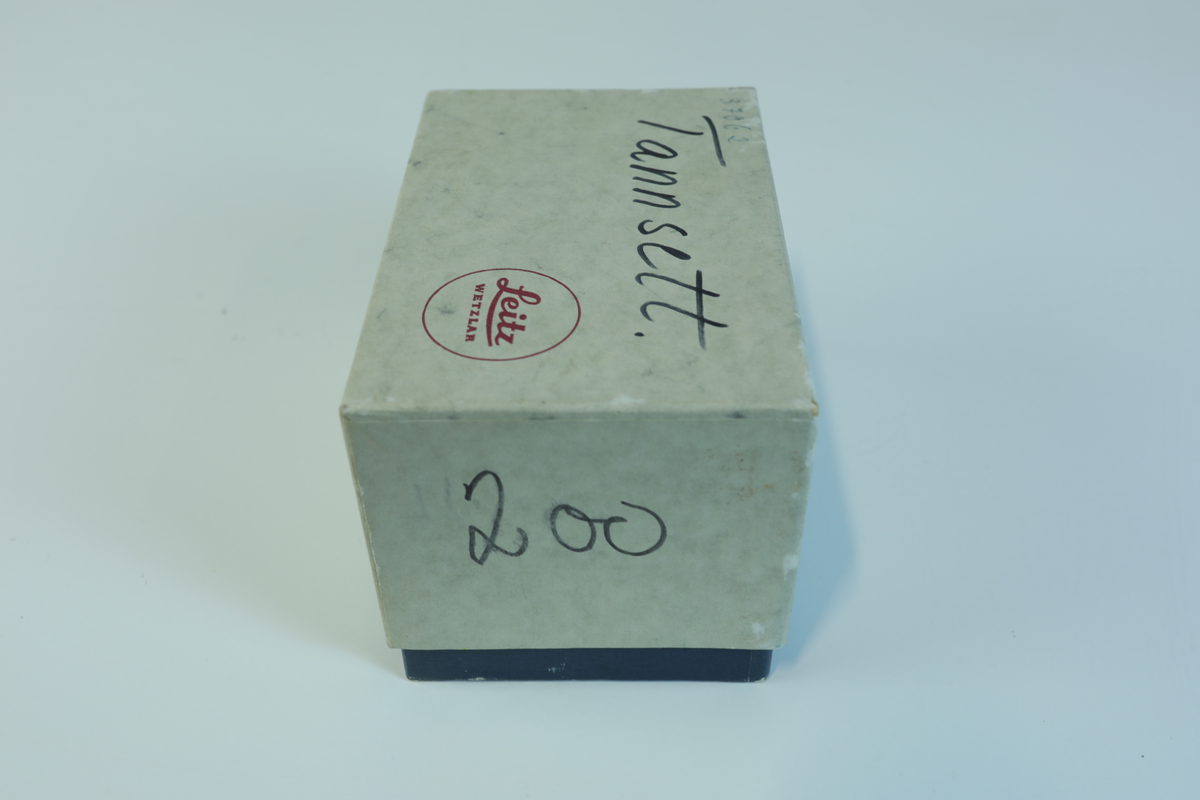 Liten pappeske med to tannsett i gips.