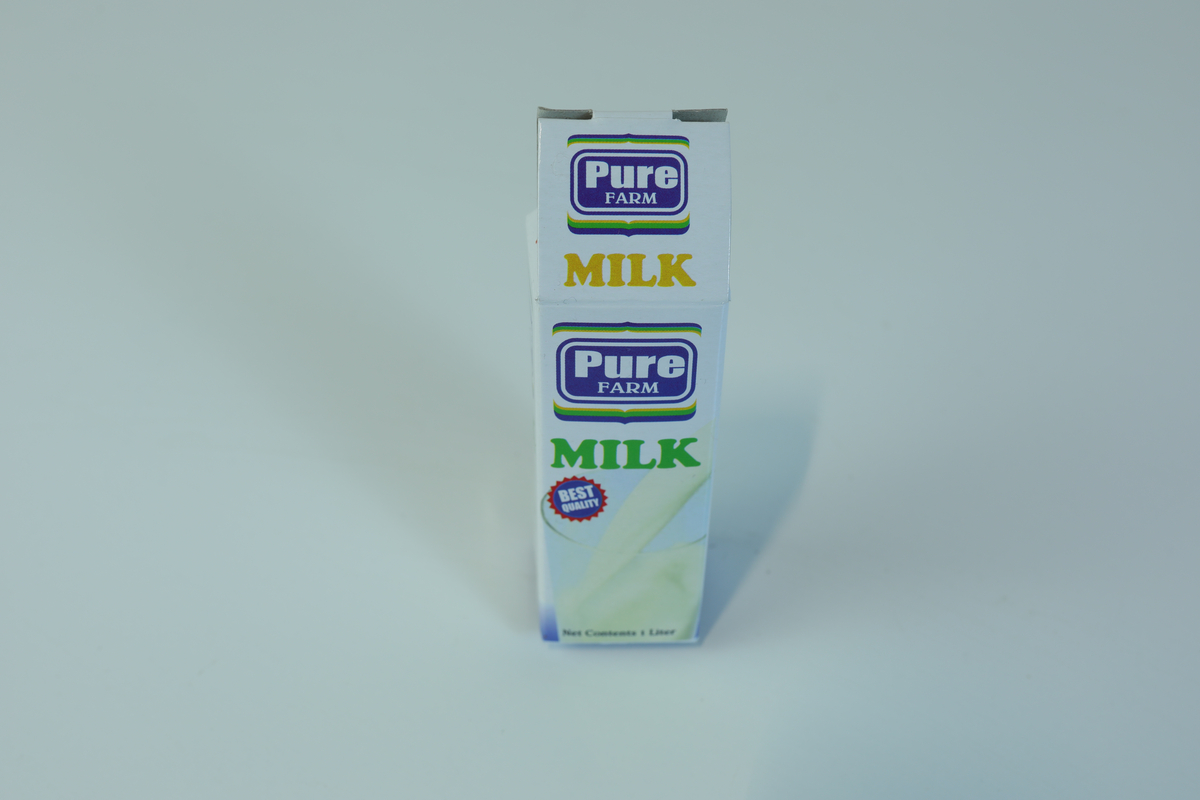 Lekemat og embalasje til barnelek i små størrelser. Det medfølger en gjennomsiktig plastboks uten lokk til å ha lekematen/embalasjen oppi.
