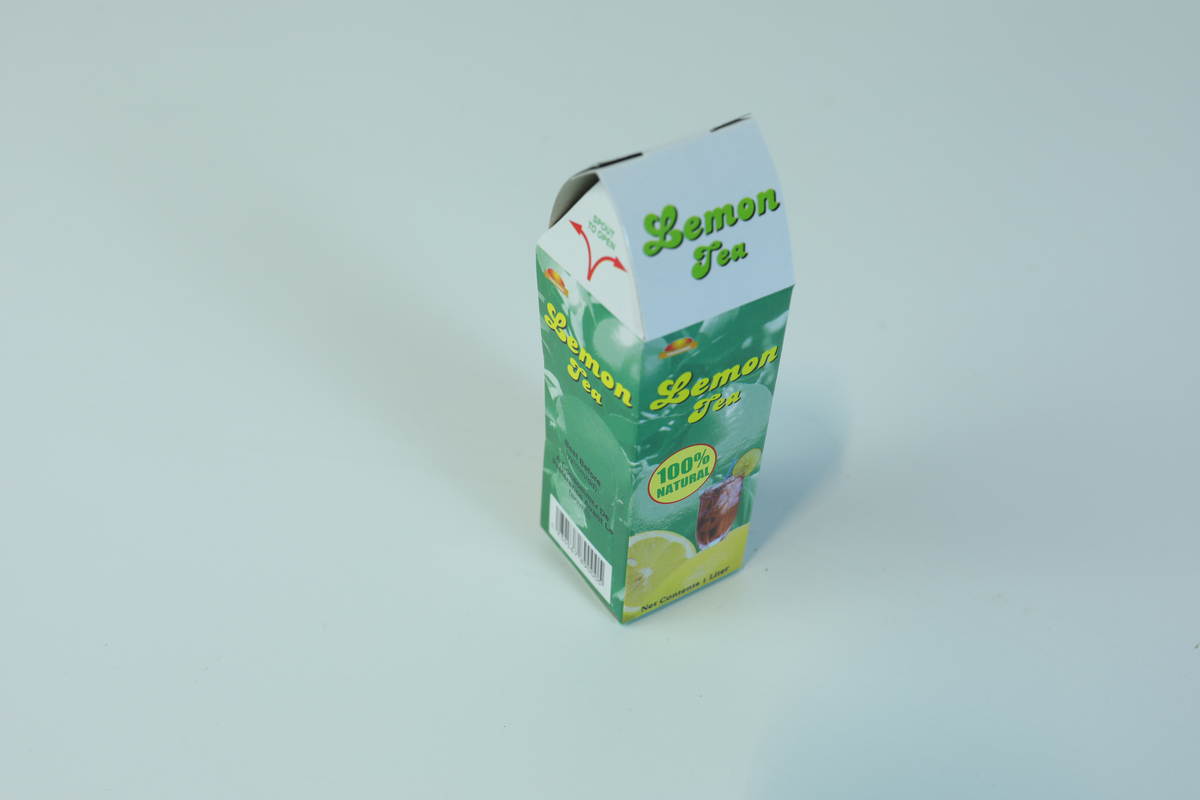 Lekemat og embalasje til barnelek i små størrelser. Det medfølger en gjennomsiktig plastboks uten lokk til å ha lekematen/embalasjen oppi.