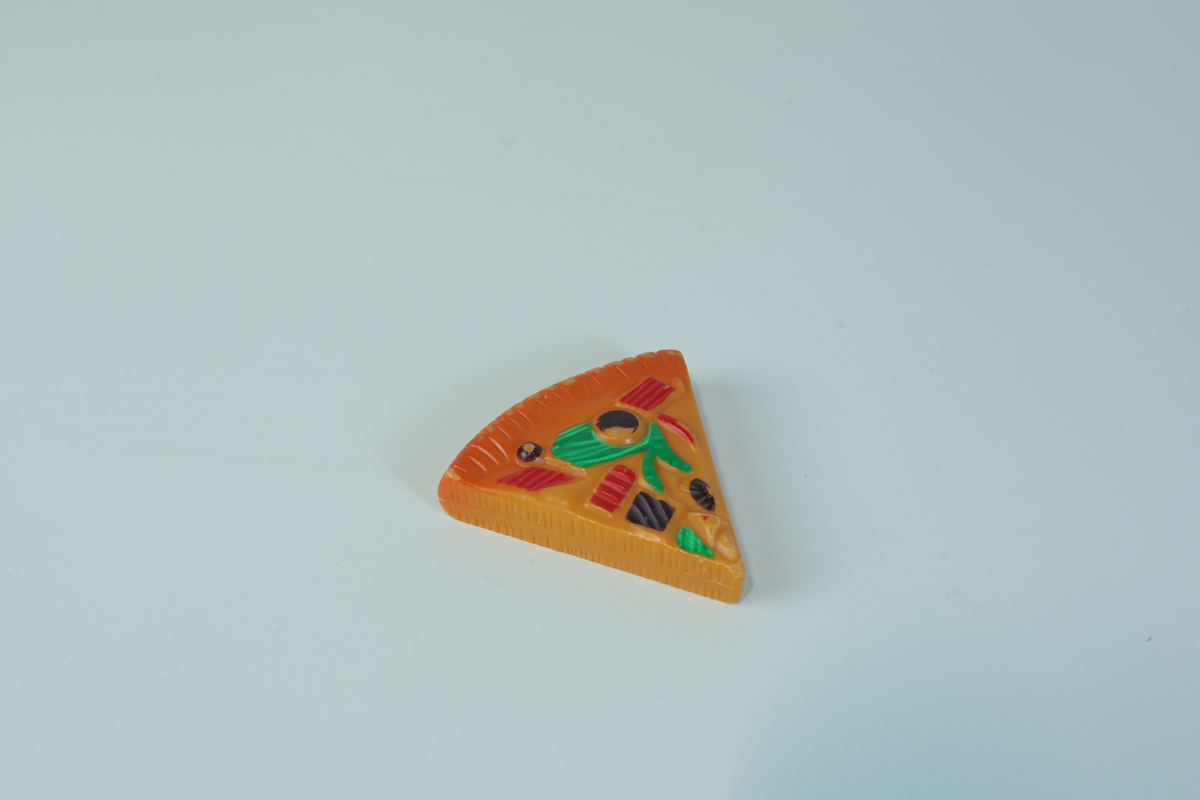 Lekemat og embalasje til barnelek i små størrelser. Det medfølger en gjennomsiktig plastboks uten lokk til å ha lekematen/embalasjen oppi.