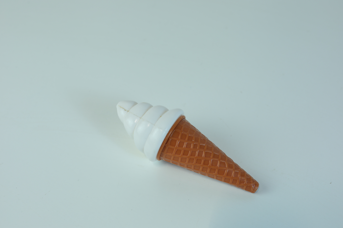 Lekemat og embalasje til barnelek i små størrelser. Det medfølger en gjennomsiktig plastboks uten lokk til å ha lekematen/embalasjen oppi.