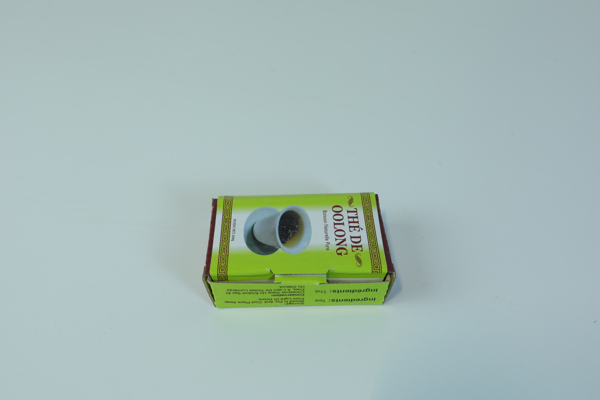 Lekemat og embalasje til barnelek i små størrelser. Det medfølger en gjennomsiktig plastboks uten lokk til å ha lekematen/embalasjen oppi.