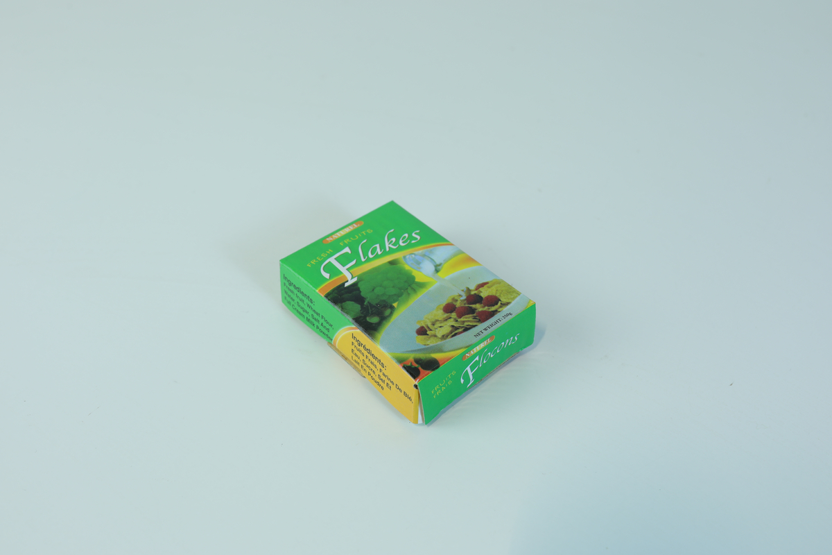 Lekemat og embalasje til barnelek i små størrelser. Det medfølger en gjennomsiktig plastboks uten lokk til å ha lekematen/embalasjen oppi.