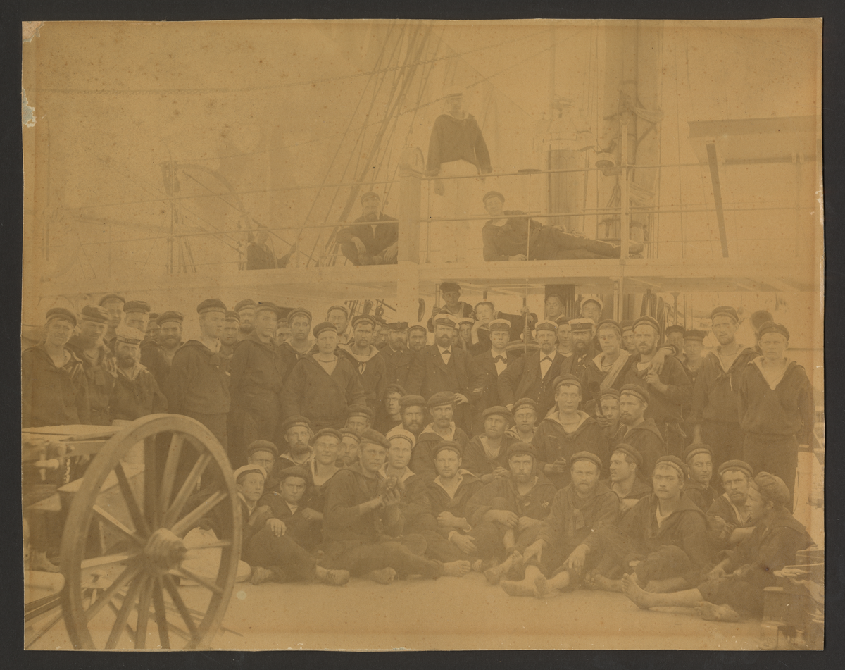 Bilden visar besättningen på ångkorvetten Balder från expeditionen den 15 oktober 1884 - 11 maj 1885.

chef: kommendörkapten von R.G. Hedenberg. Sekond kapten A.E.R. Carlheim-Gyllensköld.
Off:e: löjtnant greve H.D:M Hamilton, P.J Dahlgren, greve C.A Ehrensvärd, C.F Asker, greve H.R Hamilton.
Underlöjtnant: G.O. Wallenberg, friherre 'A.T.C. gyllenkrok, C.N. Gyllenstierna, G.T. Lidbeck, J.H.F. Corsselli.
Förfaltare: J. Fjellner
Läkare: p.G. annell.